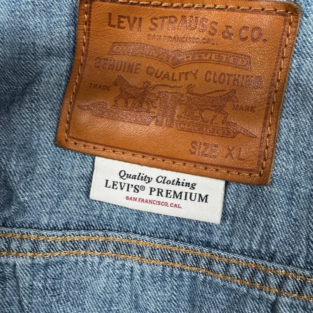 Levis Premium Trucker 'Big E' Jacket Mens XL Light Wash Blue Denim Button Grunge - Picture 3 of 8